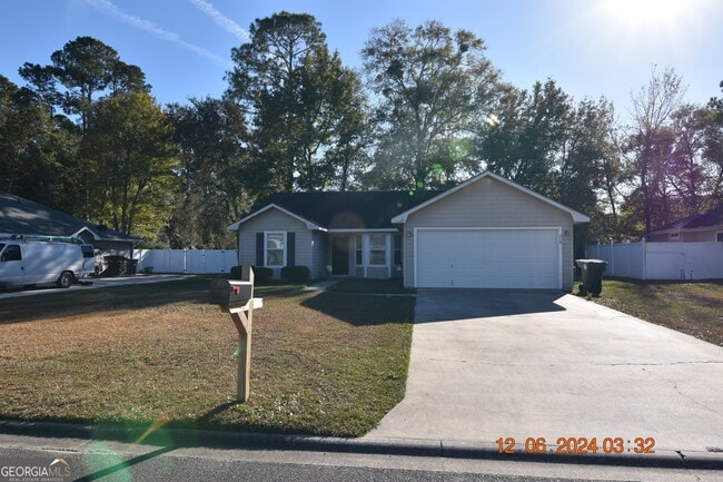 213 Lake Forest S Dr in Kingsland, GA - Building Photo - Building Photo