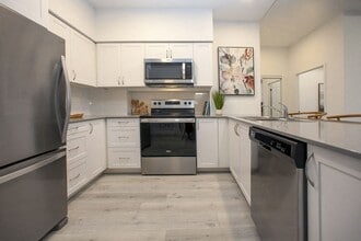 Bayfield Tower Apartments in Barrie, ON - Building Photo - Building Photo