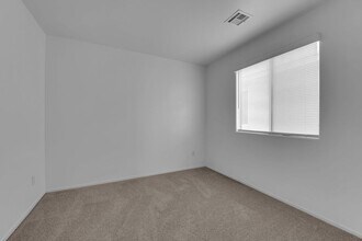 813 E La Madre Wy in North Las Vegas, NV - Building Photo - Building Photo