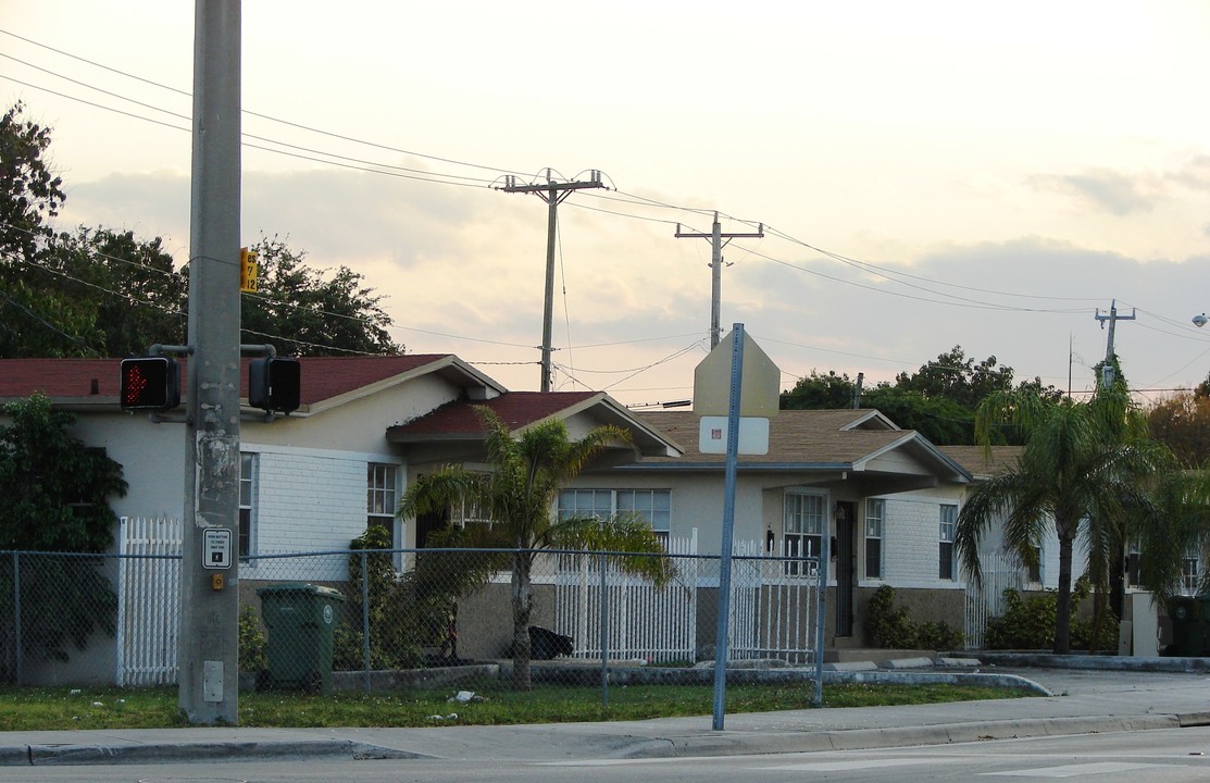 1220 46th St in Miami, FL - Building Photo