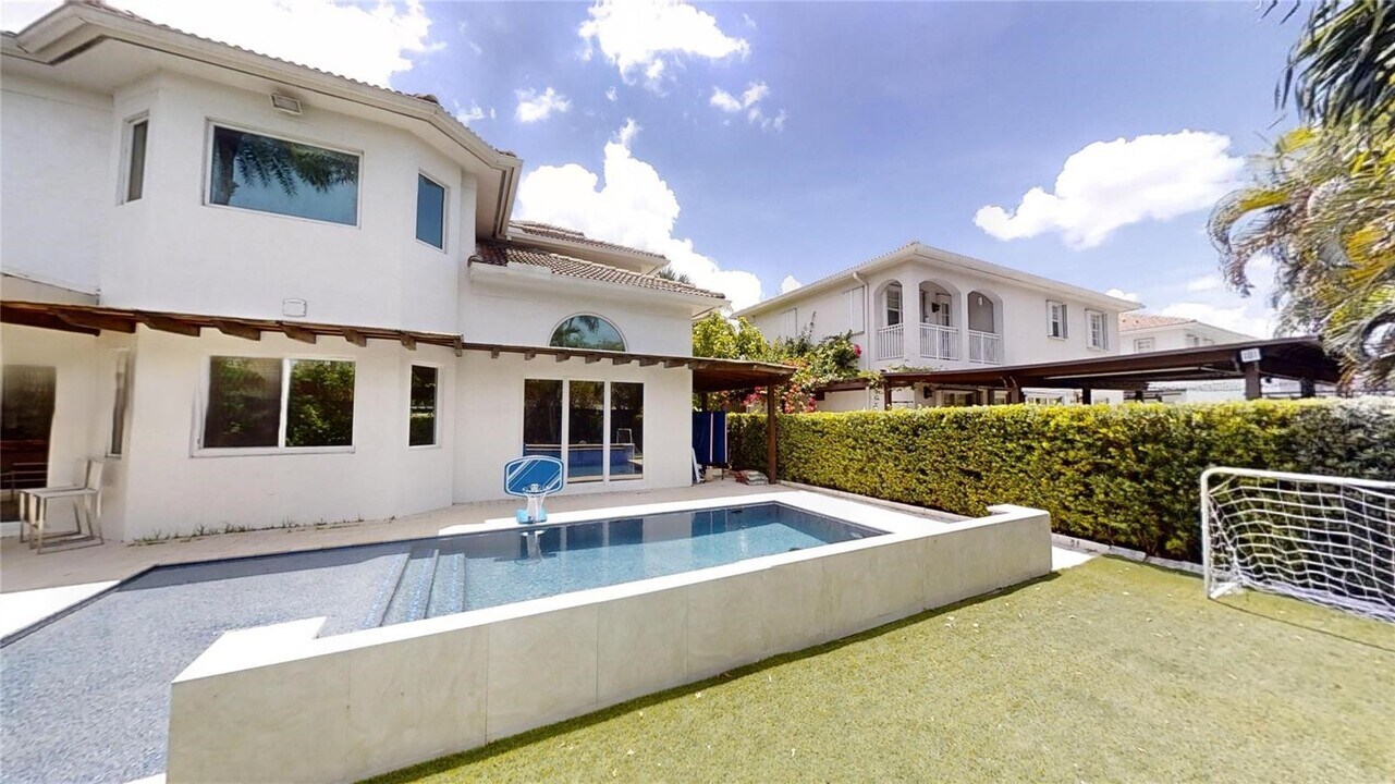 7044 NW 113th Pl in Doral, FL - Building Photo