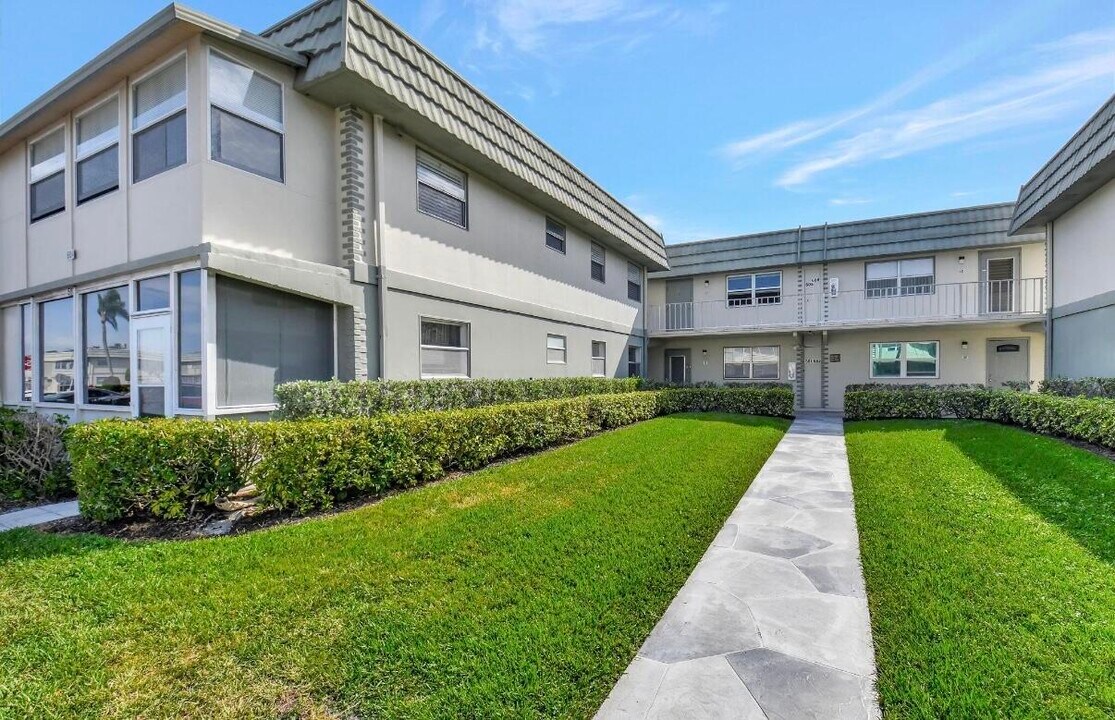 581 Monaco Way in Delray Beach, FL - Building Photo