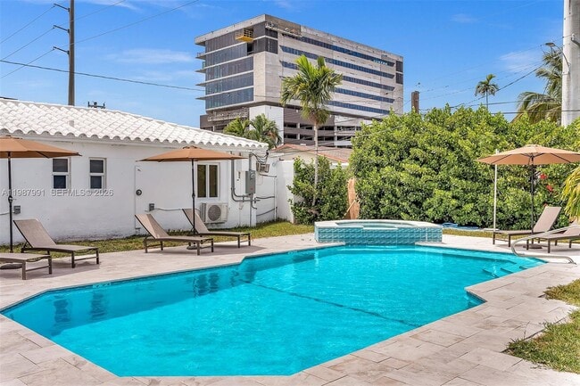 703 NE 7th St in Hallandale Beach, FL - Building Photo - Building Photo