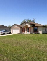 1055 Bismarck Rd in Punta Gorda, FL - Building Photo