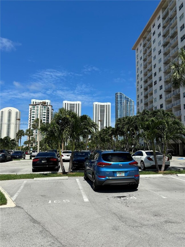 400 Kings Point Dr, Unit 309 in Sunny Isles Beach, FL - Building Photo - Building Photo