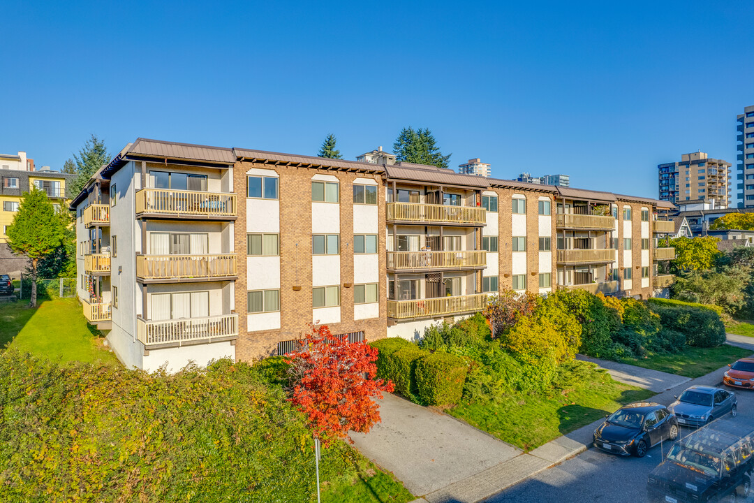 Coachman Manor in North Vancouver, BC - Building Photo