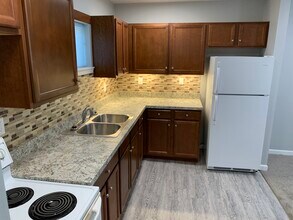 705 Peach Tree Ln, Unit Apt #1 in Erlanger, KY - Foto de edificio - Building Photo