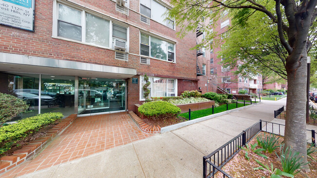 7140 112th St in Forest Hills, NY - Foto de edificio - Building Photo