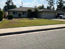 4709 Summertree Ln in Bakersfield, CA - Building Photo