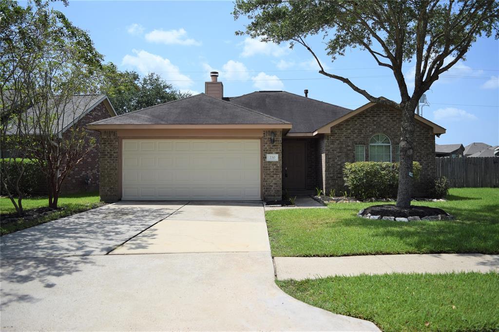 230 Rolling Brook Dr in Dickinson, TX - Building Photo