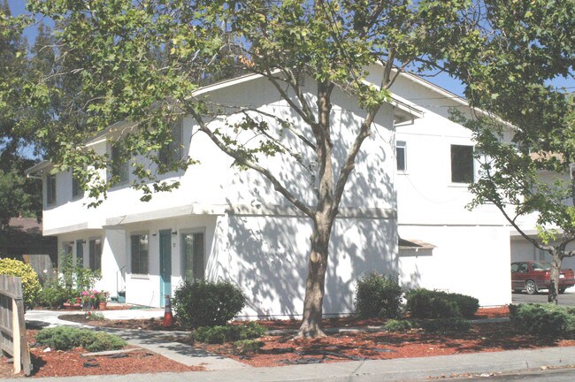 917-927 Sunset Ave in Santa Rosa, CA - Building Photo - Building Photo