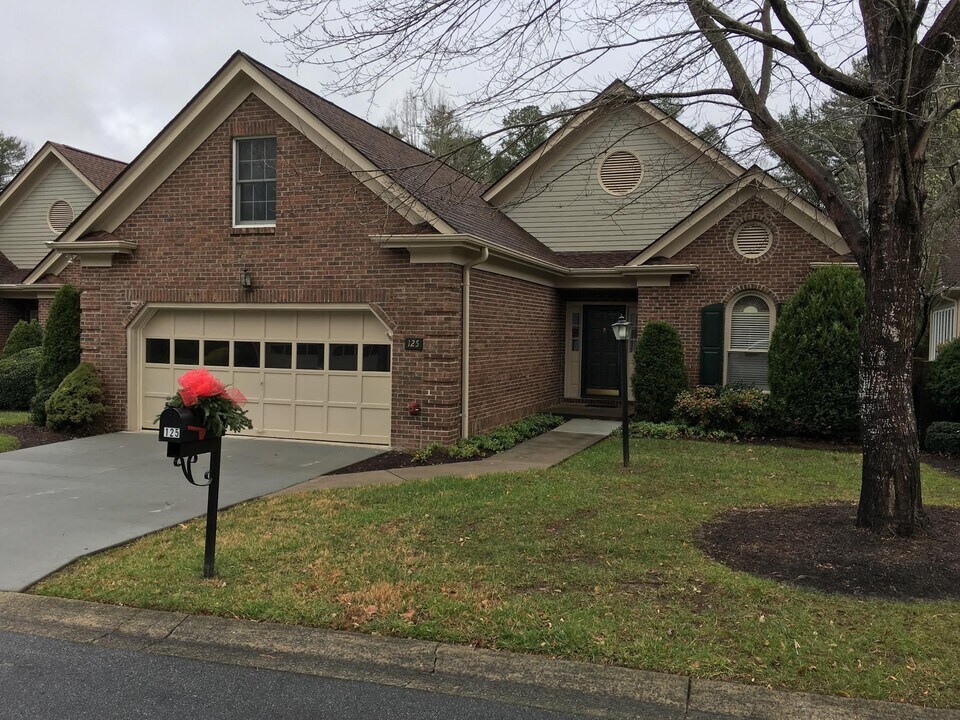 125 Glenbrook Dr in Hendersonville, NC - Building Photo