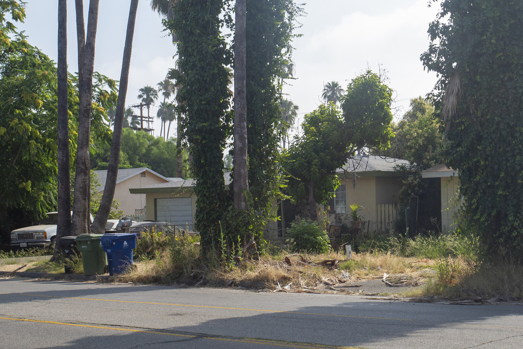 Bell Creek Apartments in Canoga Park, CA - Building Photo