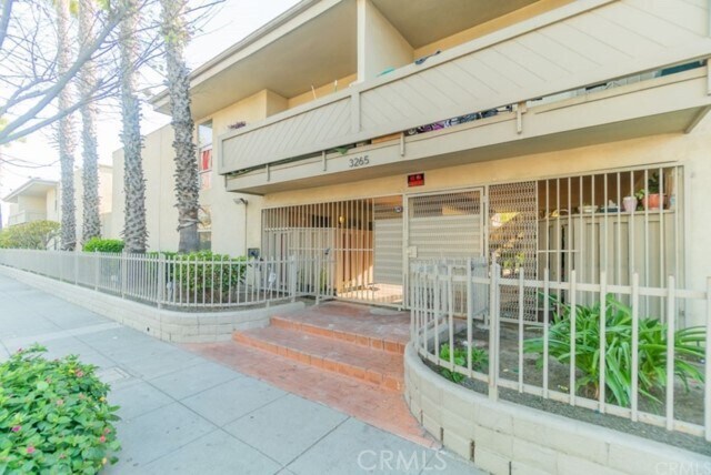 3265 Santa Fe Ave-Unit -61 in Long Beach, CA - Foto de edificio - Building Photo