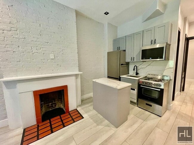 LEROY ST. in New York, NY - Building Photo - Building Photo