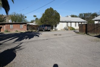 2475 N Alvernon Way in Tucson, AZ - Building Photo - Building Photo