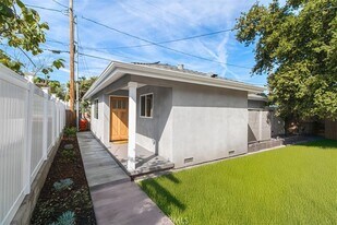 319 N Shelton St in Burbank, CA - Building Photo