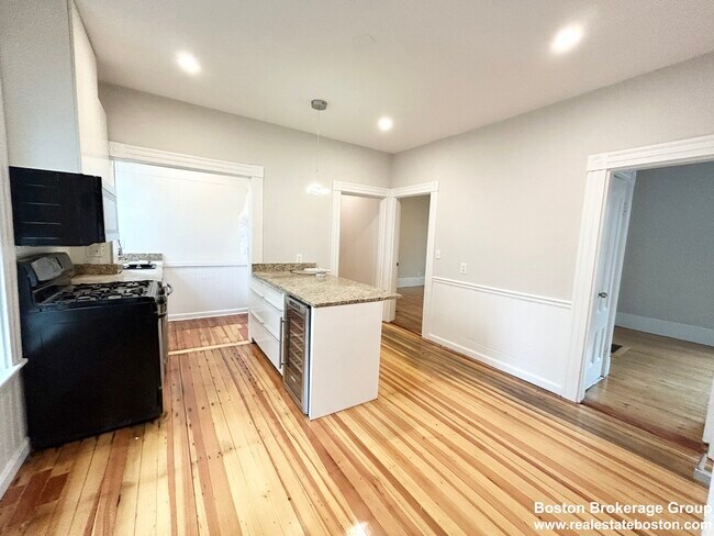 12 Buttonwood St, Unit 1 in Boston, MA - Foto de edificio - Building Photo