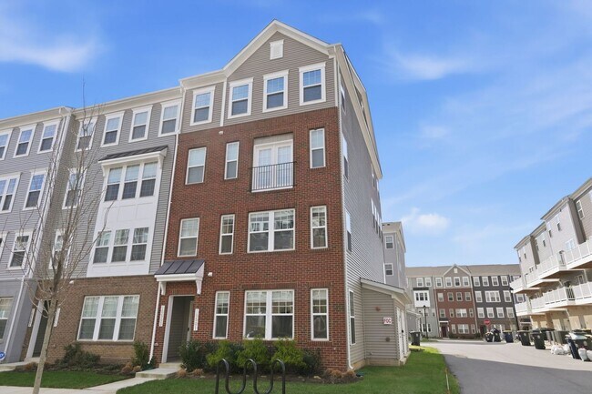 10501 John Glenn St in Lanham, MD - Foto de edificio - Building Photo