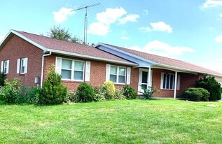 4570 Coontown Rd in Chambersburg, PA - Building Photo