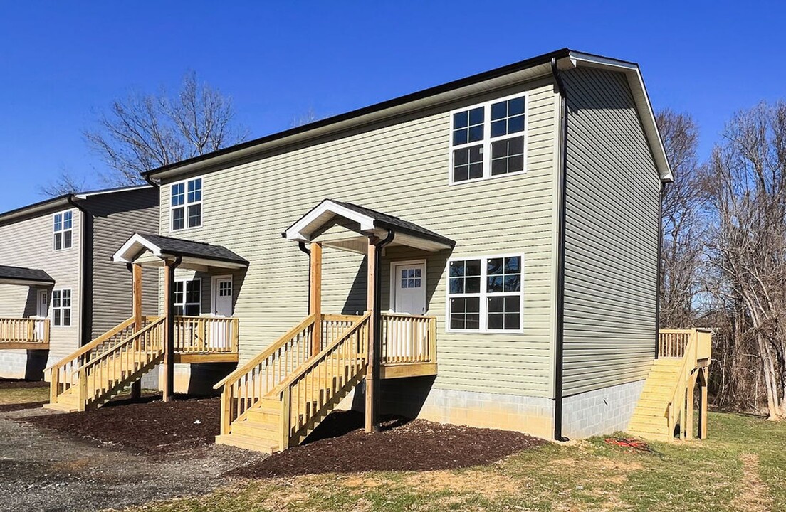 111 E Highfill Ave in Liberty, NC - Building Photo