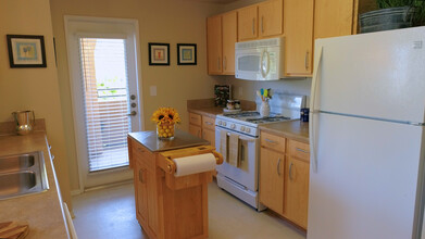 de Tolosa Ranch Apartments in San Luis Obispo, CA - Foto de edificio - Building Photo