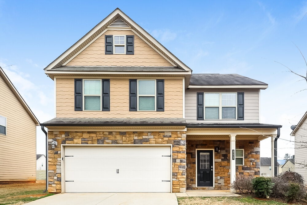 252 Bandelier Cir in Hampton, GA - Building Photo