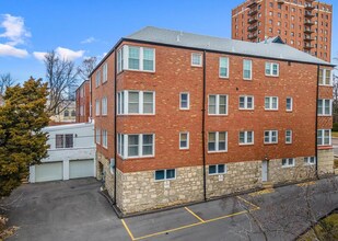 907 S Hanley Rd, Unit 7 in Clayton, MO - Building Photo - Building Photo