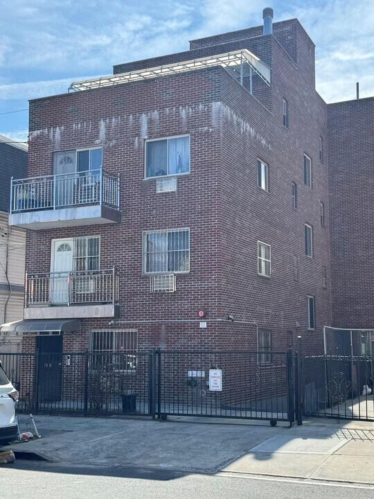 90-14 51st Ave in Queens, NY - Building Photo