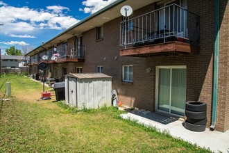 9151 Fontaine St in Federal Heights, CO - Foto de edificio - Building Photo