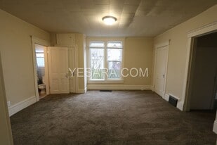 539 1/2-539 1/2 S Adams St in Burlington, IA - Building Photo