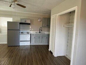 7610 Red Robin Ln in Houston, TX - Building Photo - Building Photo