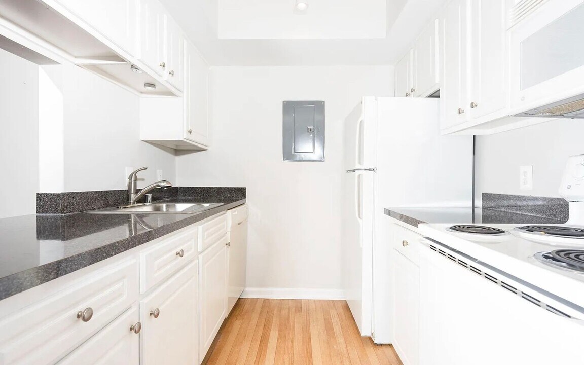 8205 Whispering Oaks Way in Gaithersburg, MD - Building Photo