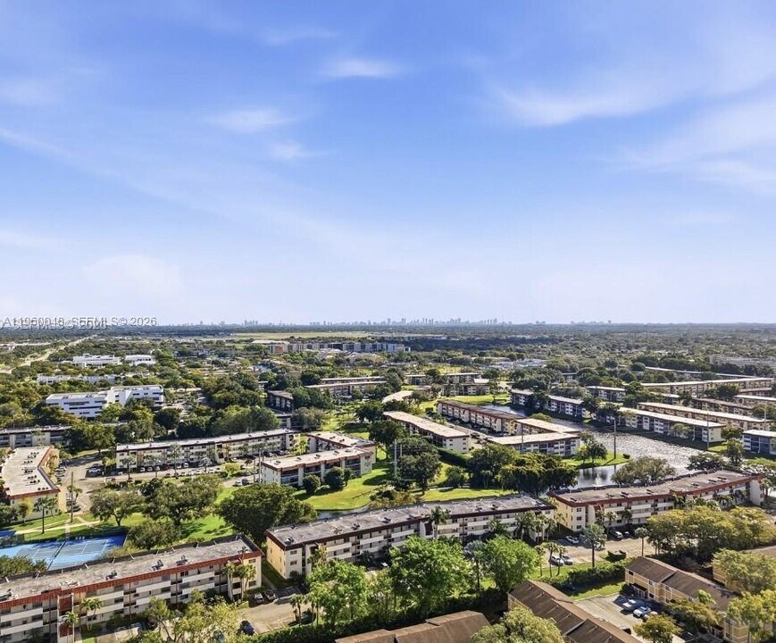 300 S Hollybrook Dr in Pembroke Pines, FL - Building Photo