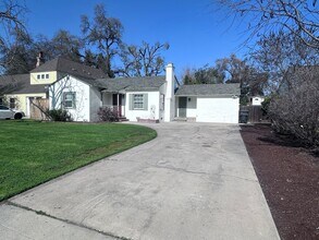 1610 W College Ave in Visalia, CA - Building Photo - Building Photo