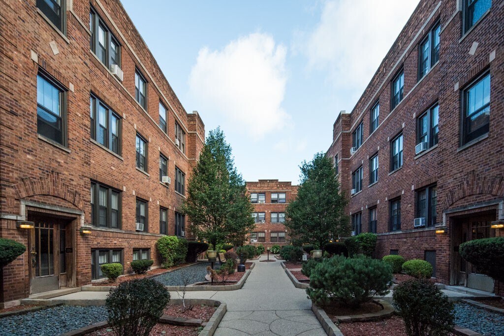 627 W Cornelia Ave in Chicago, IL - Building Photo