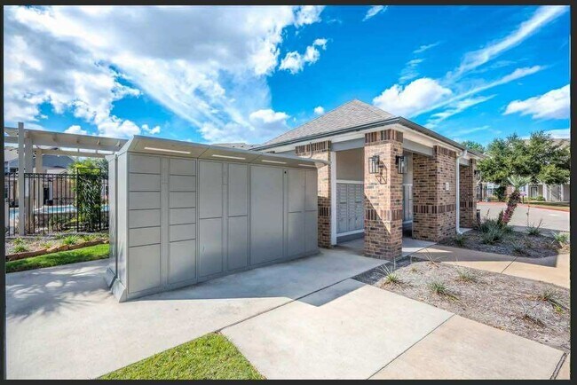 529 Barker-Clodine Rd in Houston, TX - Building Photo - Building Photo