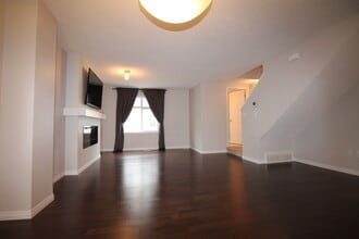 9163 Shaw Way SW in Edmonton, AB - Building Photo - Building Photo