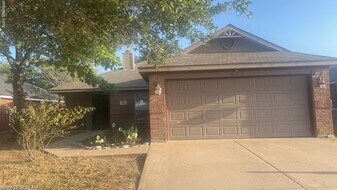 801 Nicole Way in Burleson, TX - Building Photo