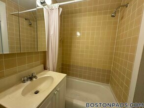 1223 Beacon St in Brookline, MA - Foto de edificio - Building Photo