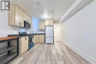 33 Lawlor Ave in Toronto, ON - Building Photo - Building Photo