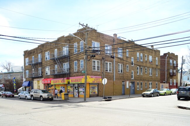 393-395 Monroe St in Passaic, NJ - Foto de edificio - Building Photo