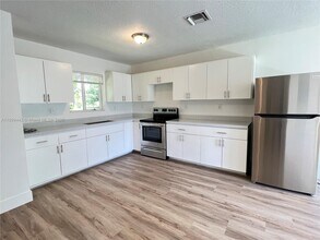 1347 NE 111th St in Miami, FL - Building Photo - Building Photo
