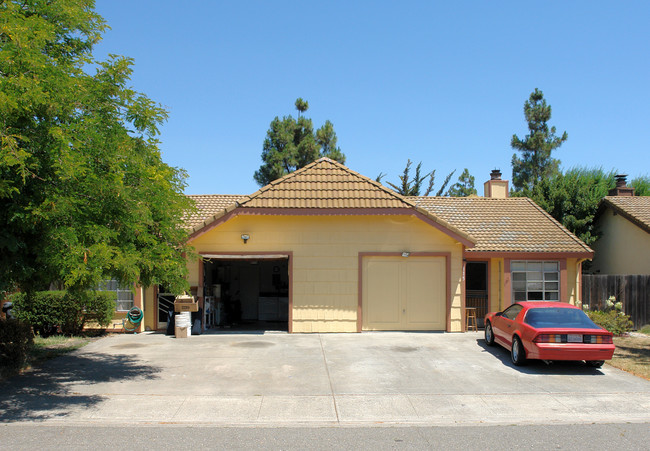 113-115 Bond Ave in Petaluma, CA - Foto de edificio - Building Photo