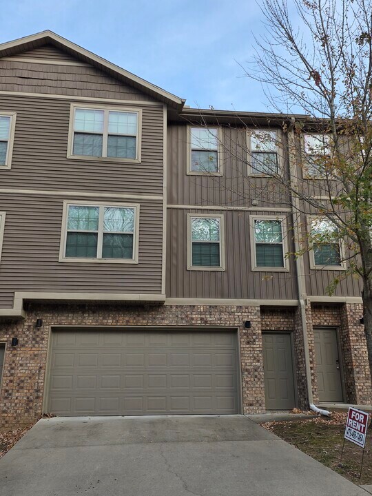 268 S Rolling Woods Way in Fayetteville, AR - Building Photo