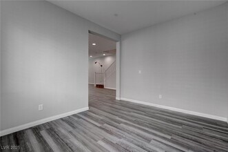1040 Via Panfilo Ave in Henderson, NV - Building Photo - Building Photo