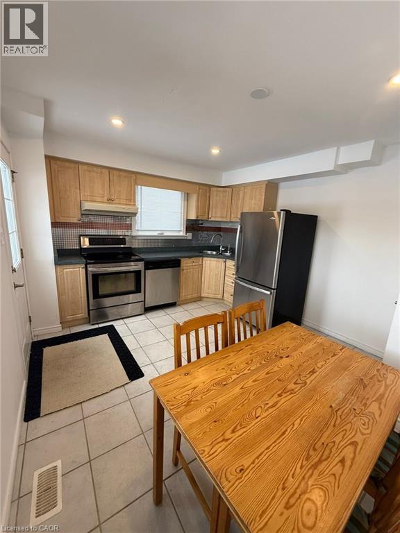 16 Courtland Ave in Hamilton, ON - Building Photo - Building Photo