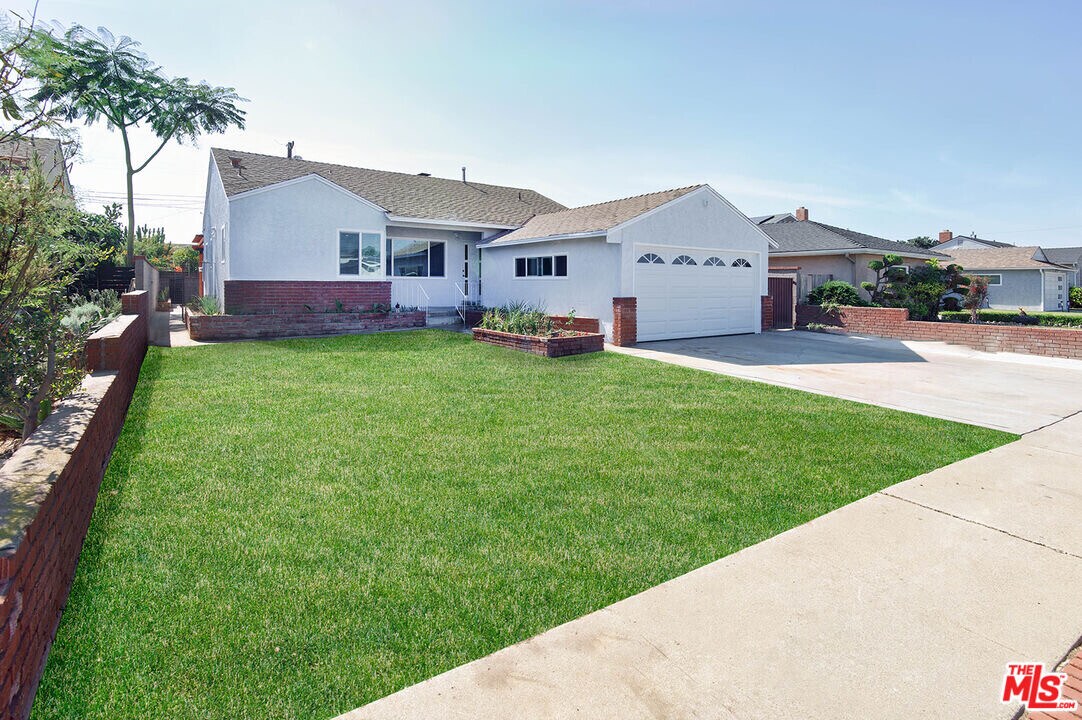 1436 W 152nd St in Gardena, CA - Foto de edificio