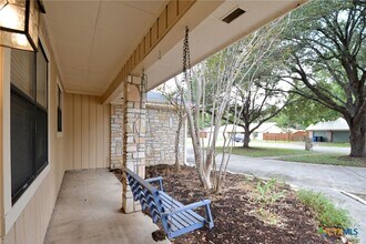 1215 Clearwater Dr in New Braunfels, TX - Foto de edificio - Building Photo