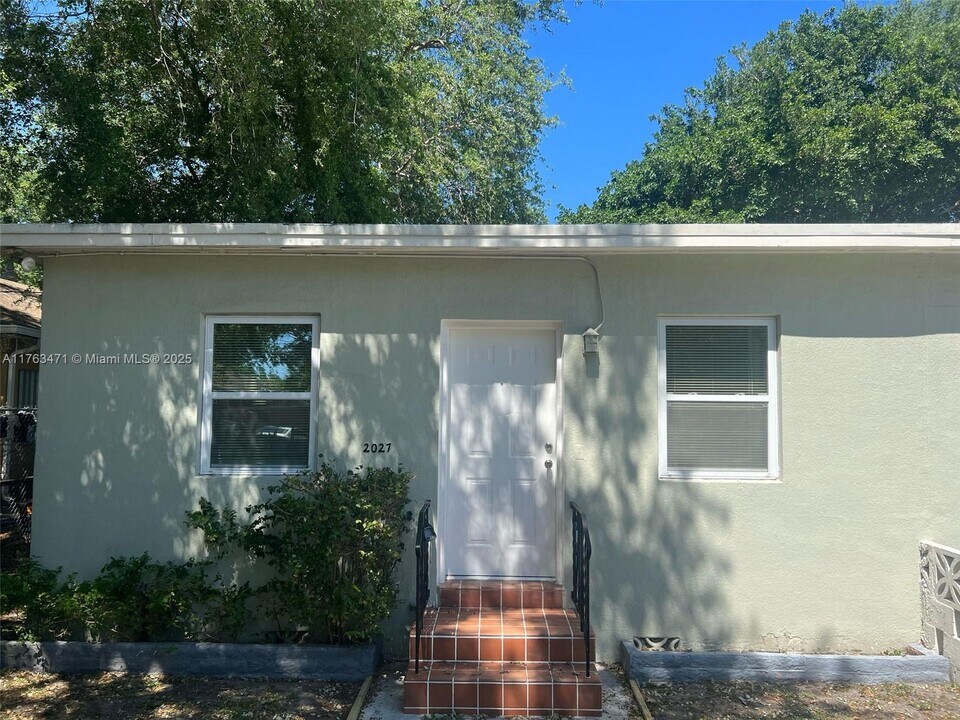 2027 NW 91st St in Miami, FL - Foto de edificio